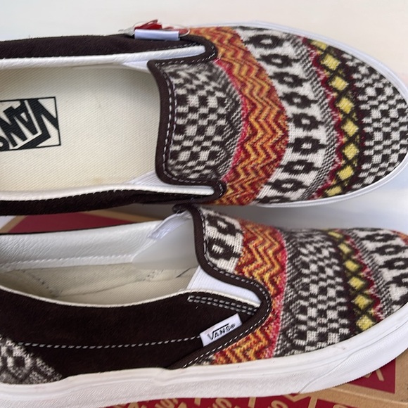 Vans WMNS Classic Slip-0n
Fair Isle Brown/Multi
VN0A5JMHBF0
Sneakers - Picture 15 of 16